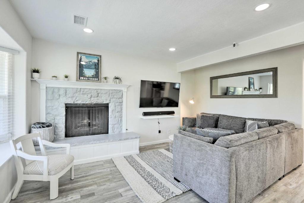 ein Wohnzimmer mit Couch und Kamin in der Unterkunft Less Than 1 Mi to Slopes! Heavenly Daze Chalet in Tahoe in Stateline
