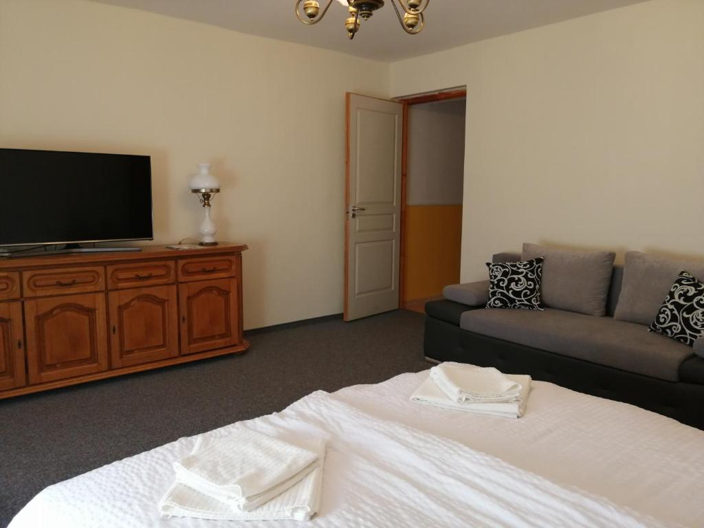 Flóra Apartmanok - One-Bedroom Apartment