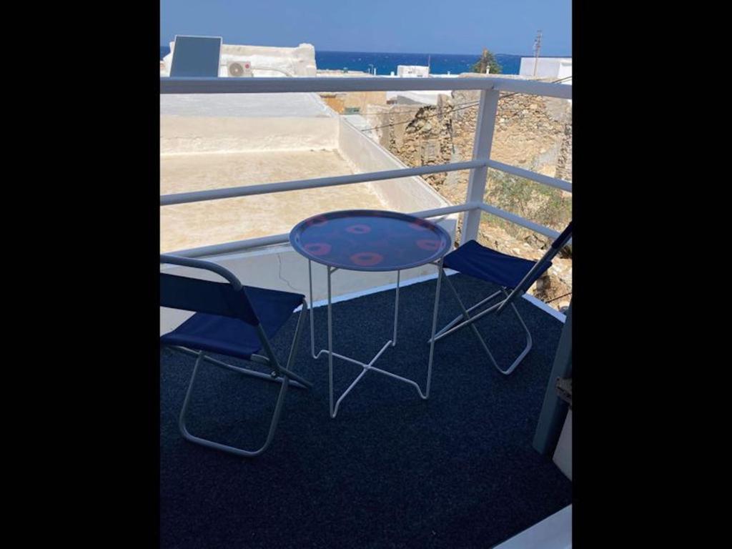 stół i dwa krzesła na balkonie w obiekcie Studio Seagull - By Old Market Street - Naxos Town w mieście Naksos