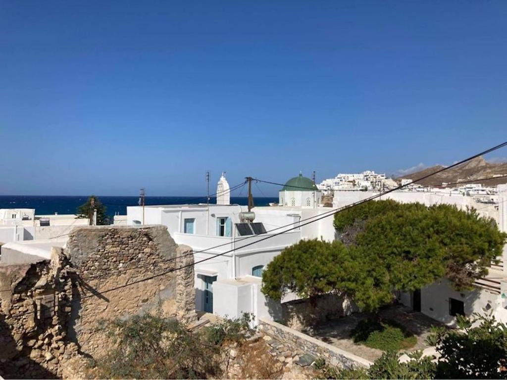widok na biały budynek na wzgórzu w obiekcie Studio Seagull - By Old Market Street - Naxos Town w mieście Naksos
