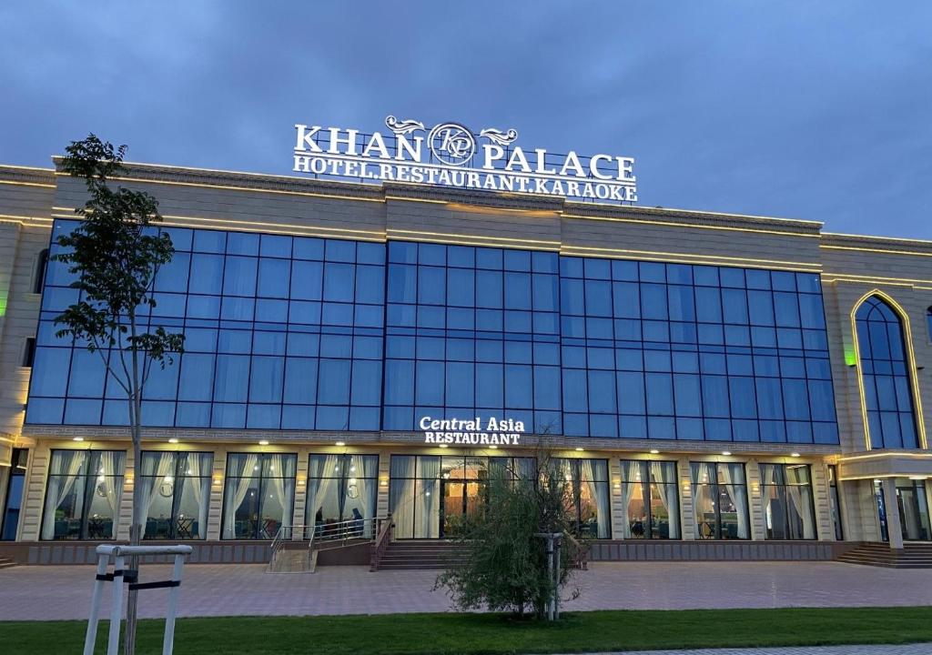 un edificio con un cartello sopra di Khan Palace a Türkistan