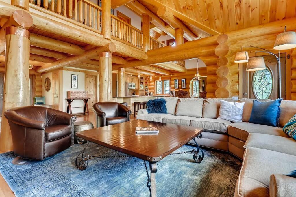 Highlands Treehouse with Shuffleboard & Private Hot Tub! Golf Course