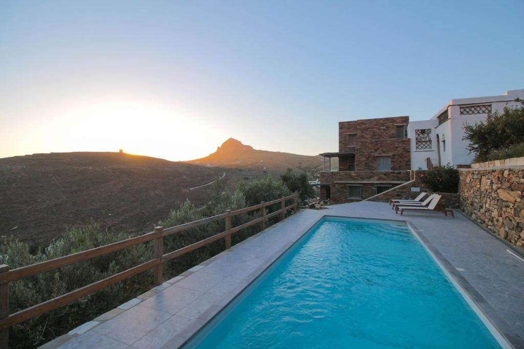 een zwembad met uitzicht op een berg bij Tinos Pigeon House by TinosHost in Tzádhos