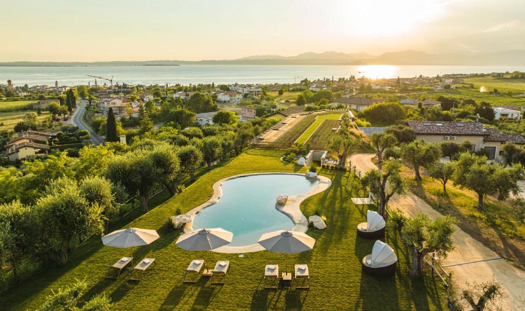 vista aerea su un resort con piscina e sedie di Privilegium Lazise a Lazise