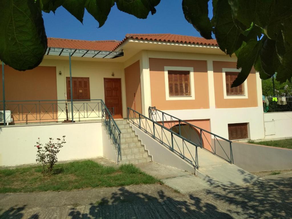 dom ze schodami przed nim w obiekcie Maria's House 1 w mieście Pirgos