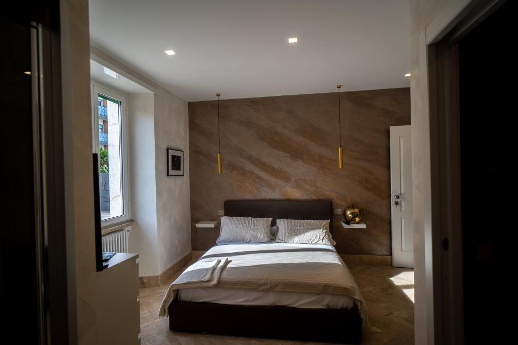 1 dormitorio con 1 cama grande en una habitación en Luxury Cecilia via Antonio del Re 9 Tivoli, en Tívoli