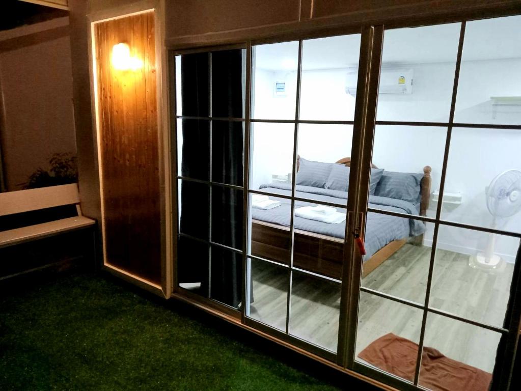 Postel nebo postele na pokoji v ubytování บังกะโลบ้านสวนเอก Bungalow Baan Suan Aek