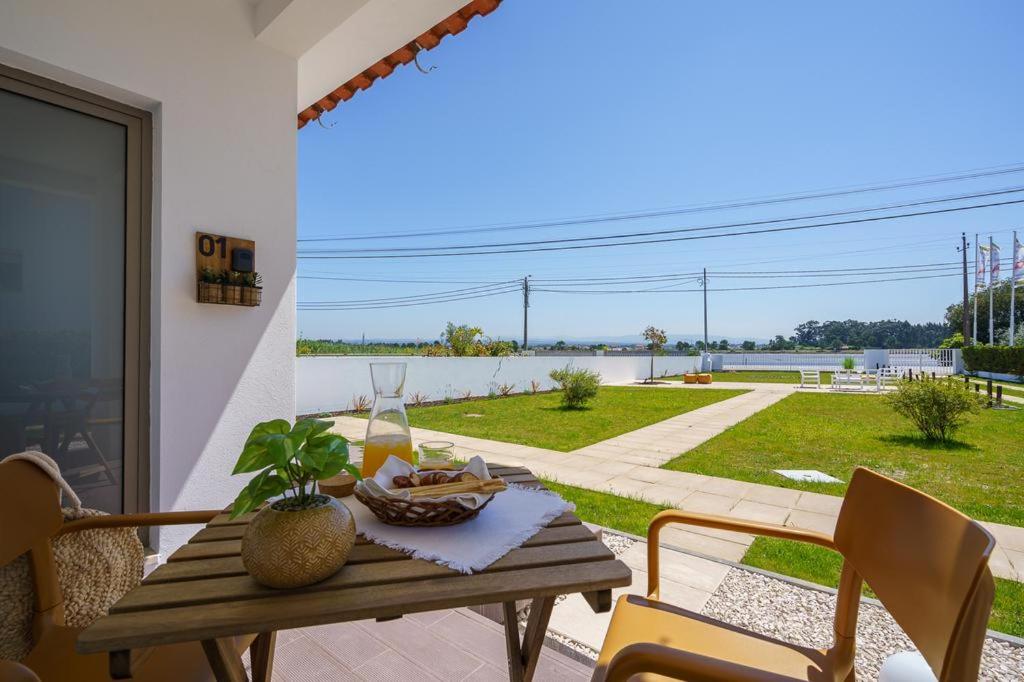 una mesa con un plato de comida en el patio en Villa Ria en Ovar