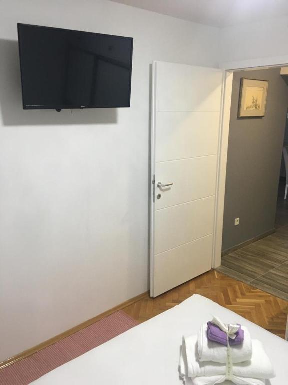Televízia a/alebo spoločenská miestnosť v ubytovaní Apartments SARA