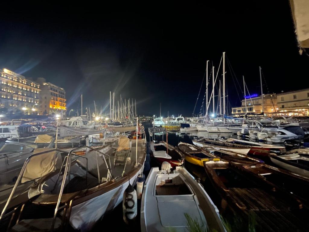 Zdjęcie z galerii obiektu Nase e cane home Napoli w mieście Neapol