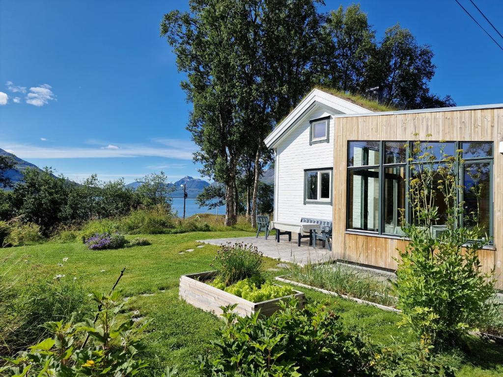 a tiny house with a view of the water at Gamtunet Lyngen in Svensby