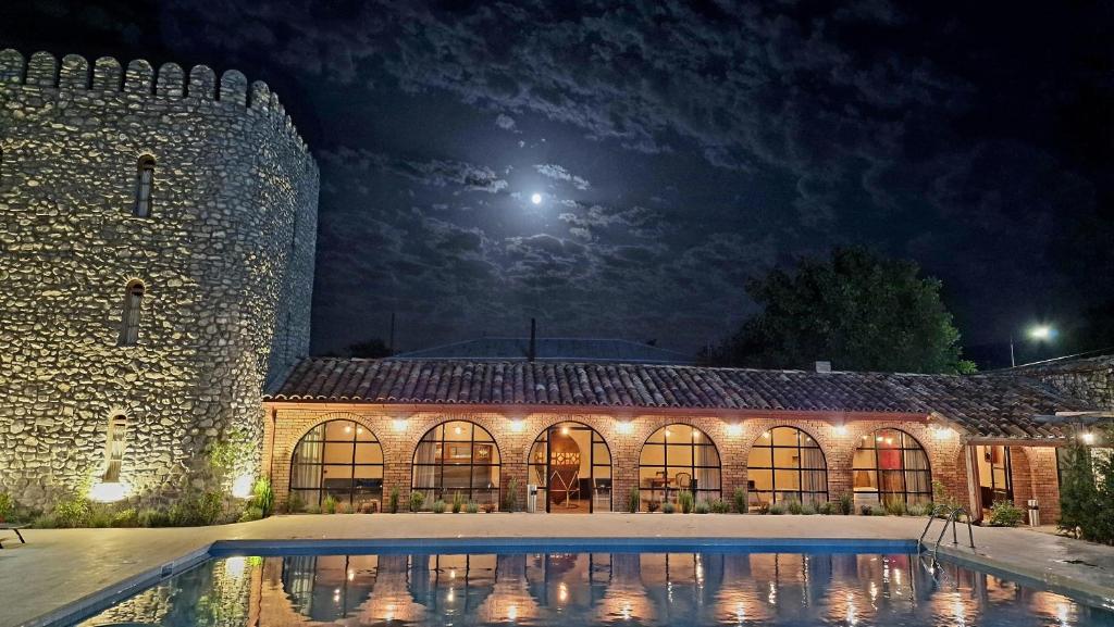 Bazén v ubytování Giorgi Ushikishvilis Chateau-Marani nebo v jeho okolí
