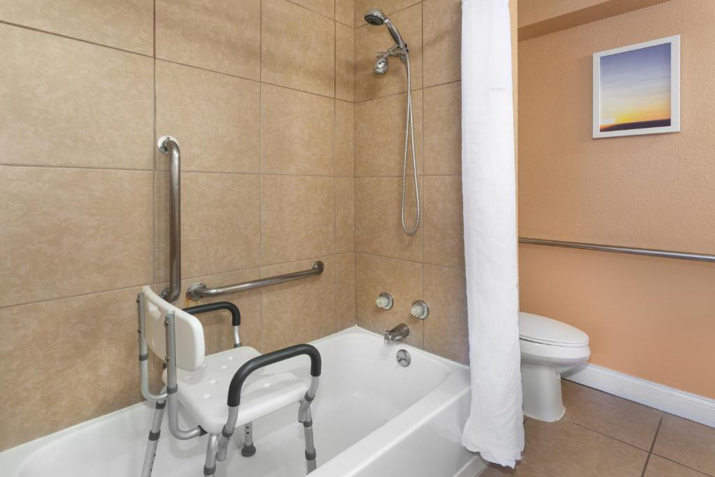 Days Inn & Suites by Wyndham Clovis photo