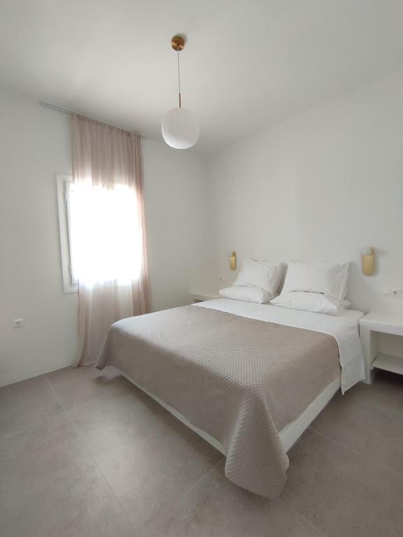 Postel nebo postele na pokoji v ubytování ARK Tinos