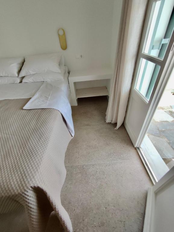 Postel nebo postele na pokoji v ubytování ARK Tinos