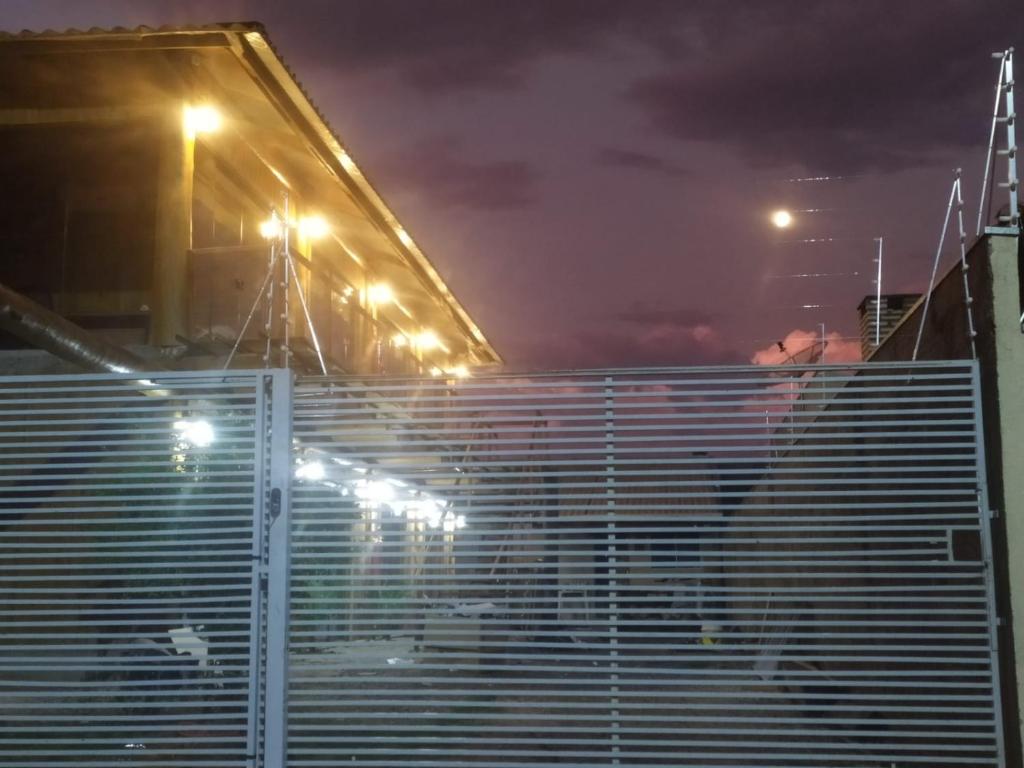 uma vista para um estádio à noite com luzes em Formosa Suites em Bonito