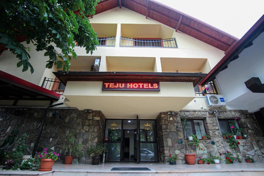 um hotel com uma placa que lê hotéis reboque em Teju Hotels em Slănic