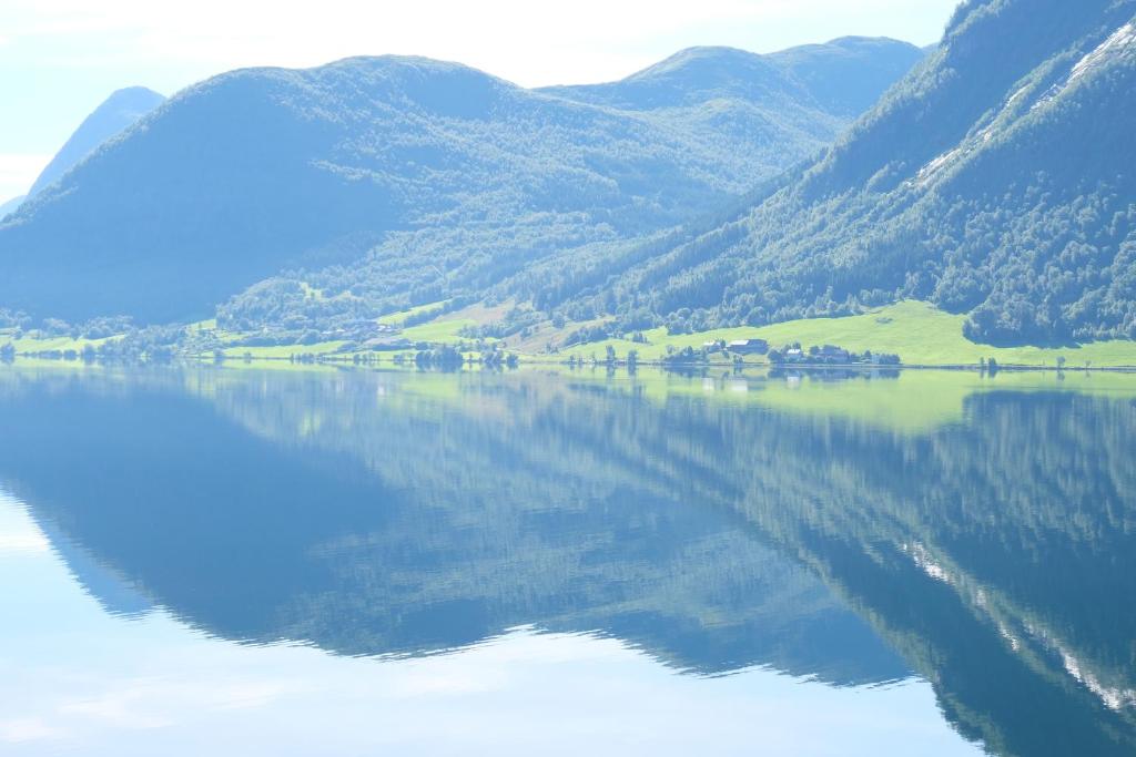 vistas a un lago con montañas en el fondo en Lake View Holiday Stay in Jølster, en Årdal