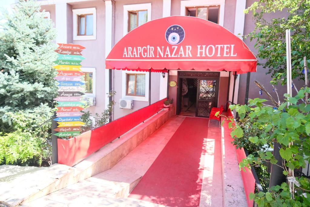 una entrada de alfombra roja a un hotel con toldo rojo en Arapgir Nazar Hotel, en Arapkir