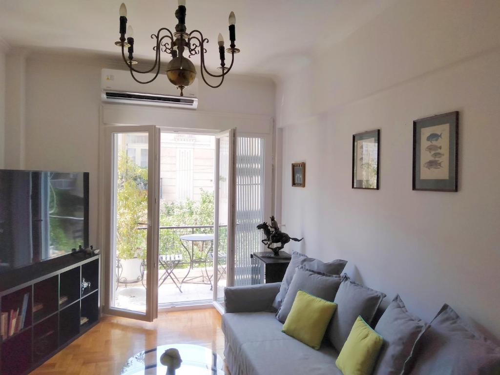 A seating area at AcropolisCozyStay