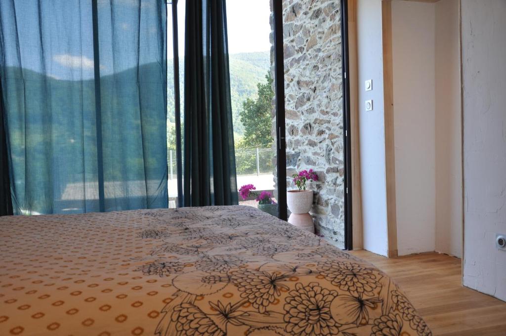 Rúm í herbergi á gite de l'étoile