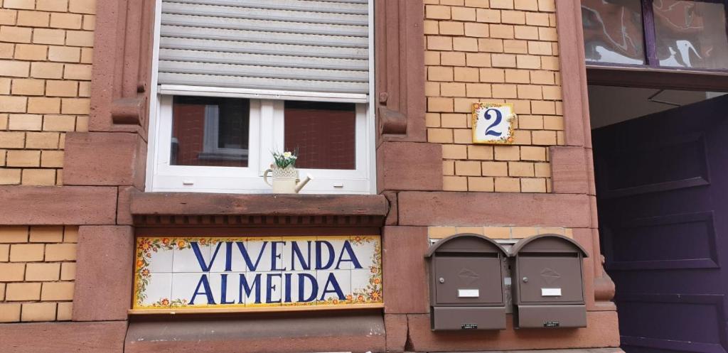 ein Gebäude mit Fenster und zwei Parkuhren in der Unterkunft WOHNUNG IN KAISERSLAUTERN in Kaiserslautern