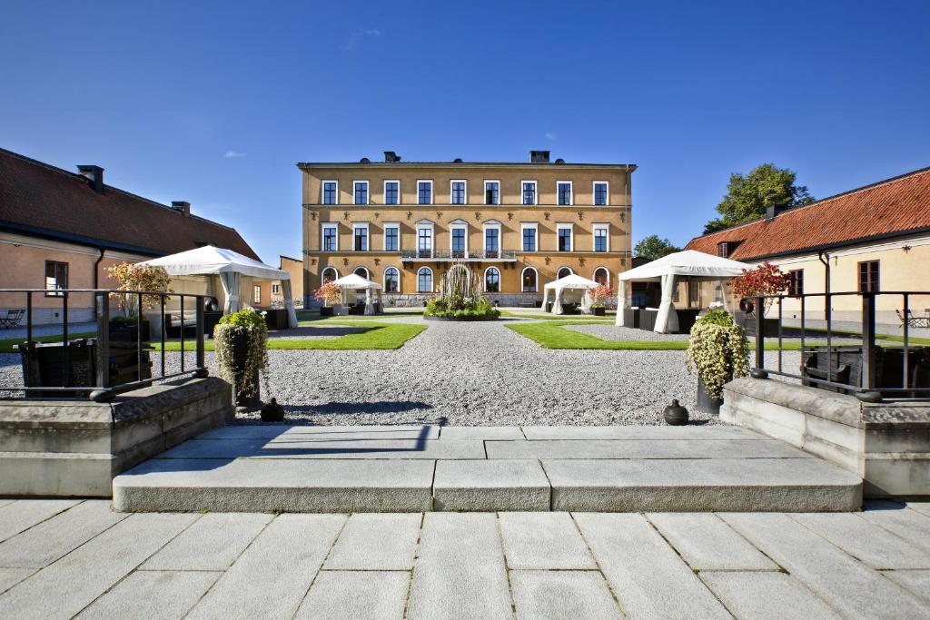 un gran edificio en medio de un patio en Ulfsunda Slott, en Estocolmo