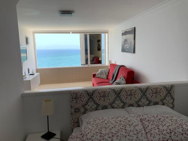 - une chambre dotée d'une fenêtre offrant une vue sur l'océan dans l'établissement Ocean Breeze San Agustin, à San Agustín