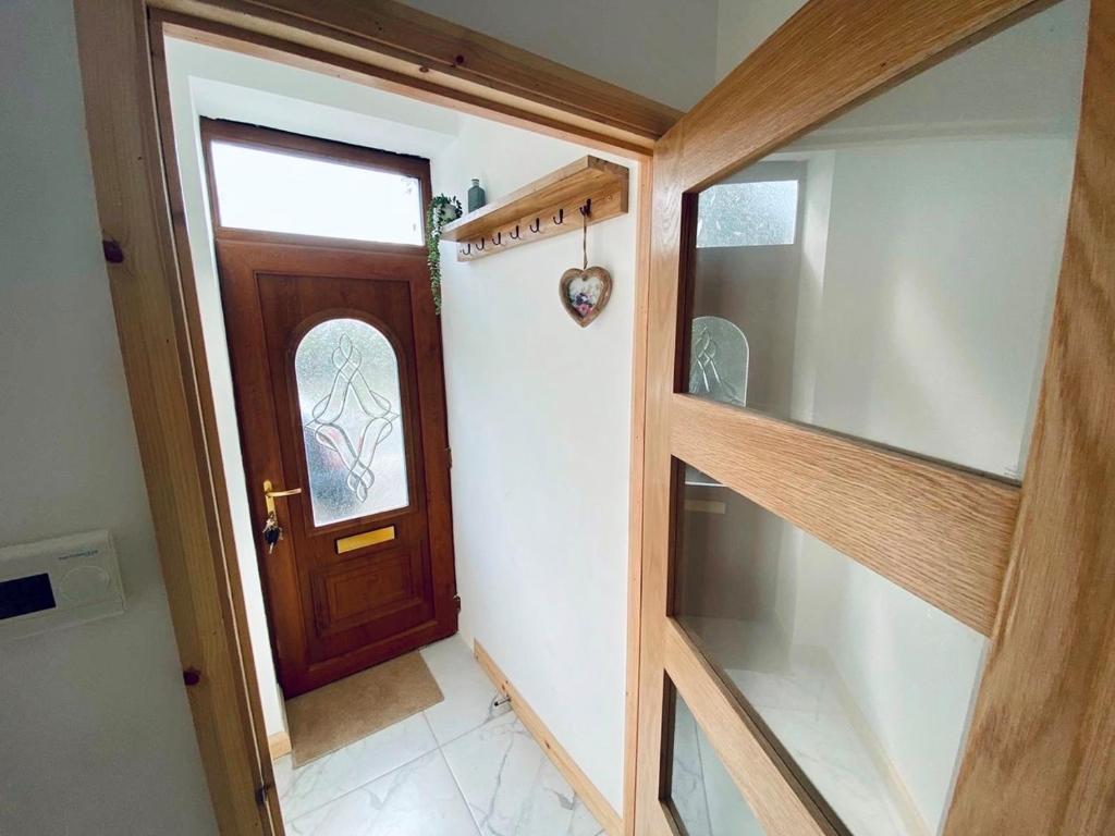 Postel nebo postele na pokoji v ubytování Business friendly & Spacious 2BR home - Perfectly located for working in Swansea