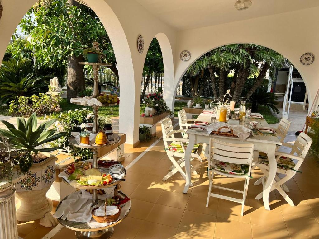 a patio with a table and chairs with food on it at Romantico Wellness Casa Veronica in Elche