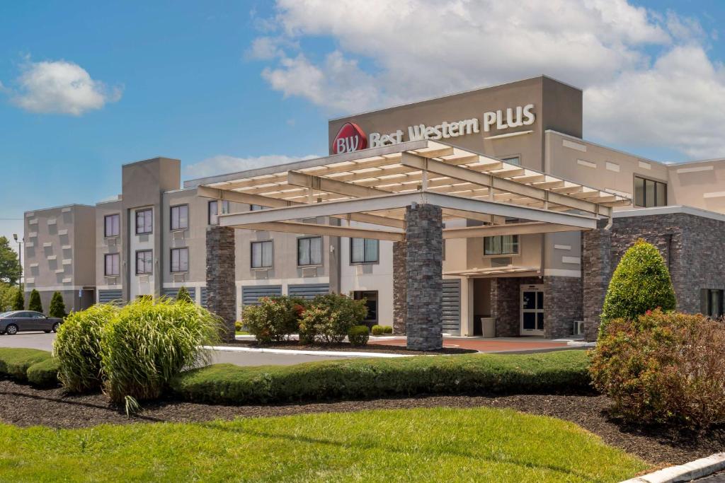 a rendering of the front of the new best western plus hotel at Best Western Plus Bowling Green in Bowling Green