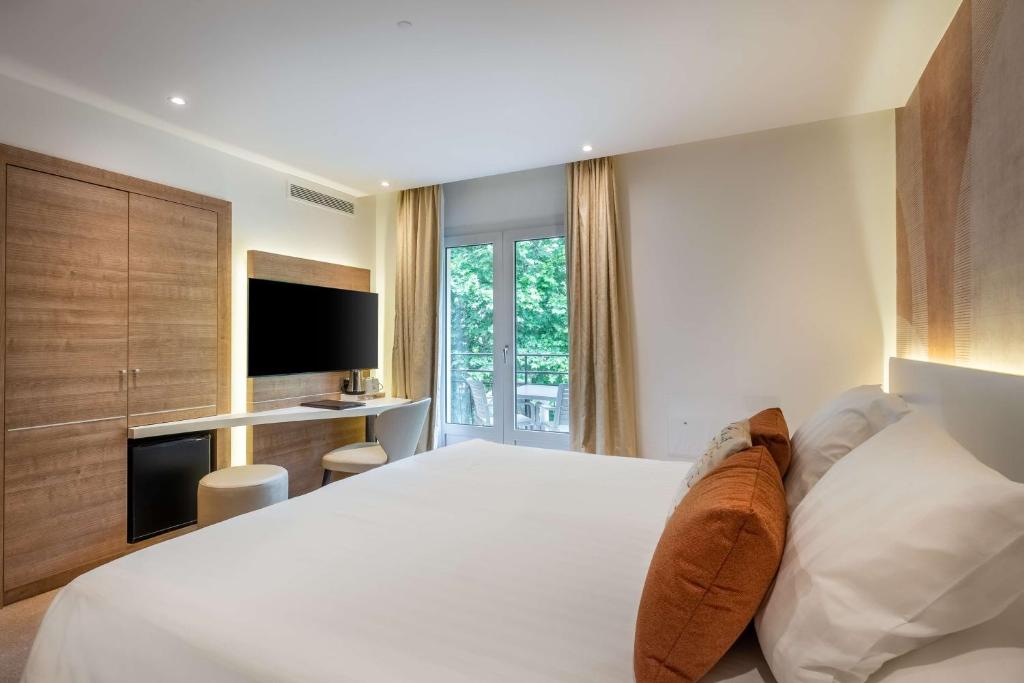 Best Western Premier Hotel Prince de Galles客房内的一张或多张床位