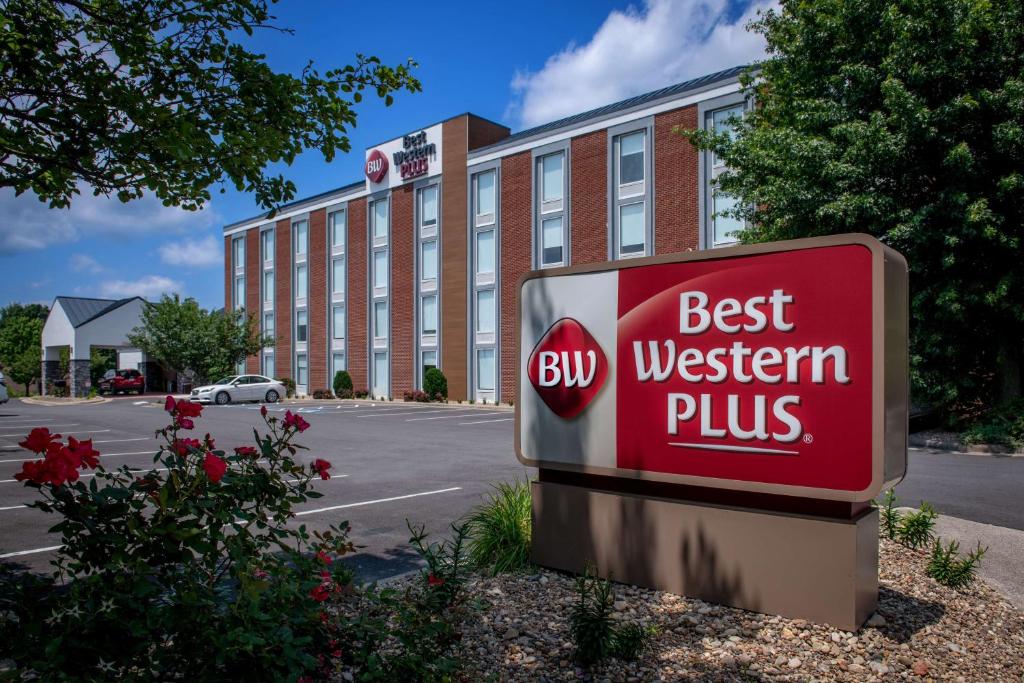 a best western plus sign in front of a building at Best Western Plus Beckley Inn in Beckley