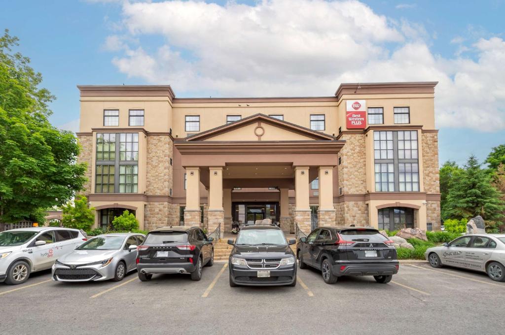 un edificio con coches estacionados frente a él en Best Western Plus Perth Parkside Inn & Spa, en Perth