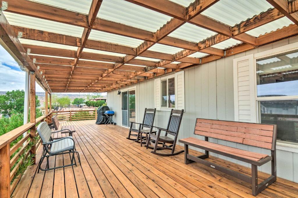 Balkón nebo terasa v ubytování 13 Mi to Lake Powell Mtn-View Home with Deck and BBQ