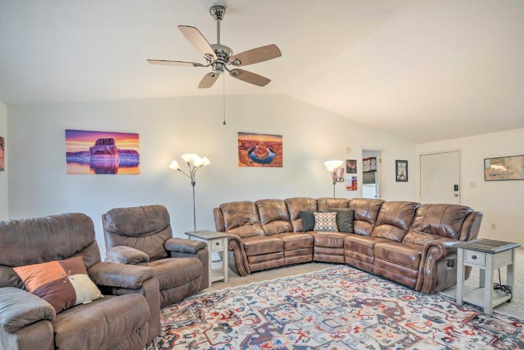 Posezení v ubytování 13 Mi to Lake Powell Mtn-View Home with Deck and BBQ