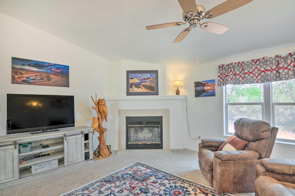 TV a/nebo společenská místnost v ubytování 13 Mi to Lake Powell Mtn-View Home with Deck and BBQ