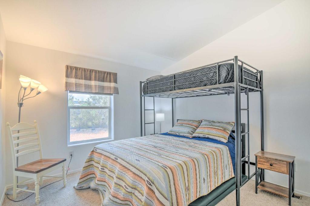 Postel nebo postele na pokoji v ubytování 13 Mi to Lake Powell Mtn-View Home with Deck and BBQ