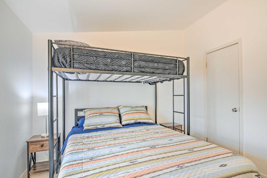 Postel nebo postele na pokoji v ubytování 13 Mi to Lake Powell Mtn-View Home with Deck and BBQ