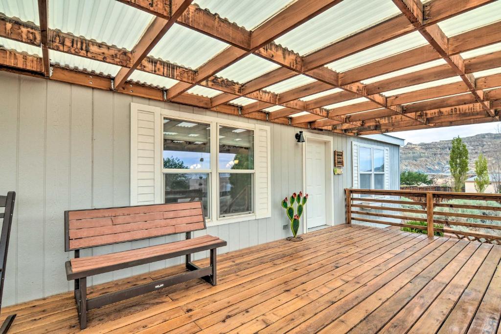 Balkón nebo terasa v ubytování 13 Mi to Lake Powell Mtn-View Home with Deck and BBQ