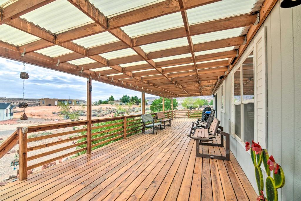 Balkón nebo terasa v ubytování 13 Mi to Lake Powell Mtn-View Home with Deck and BBQ