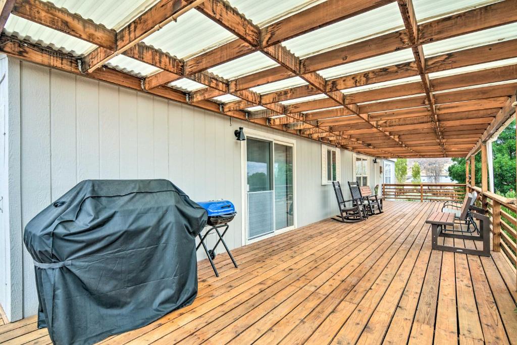 Balkón nebo terasa v ubytování 13 Mi to Lake Powell Mtn-View Home with Deck and BBQ