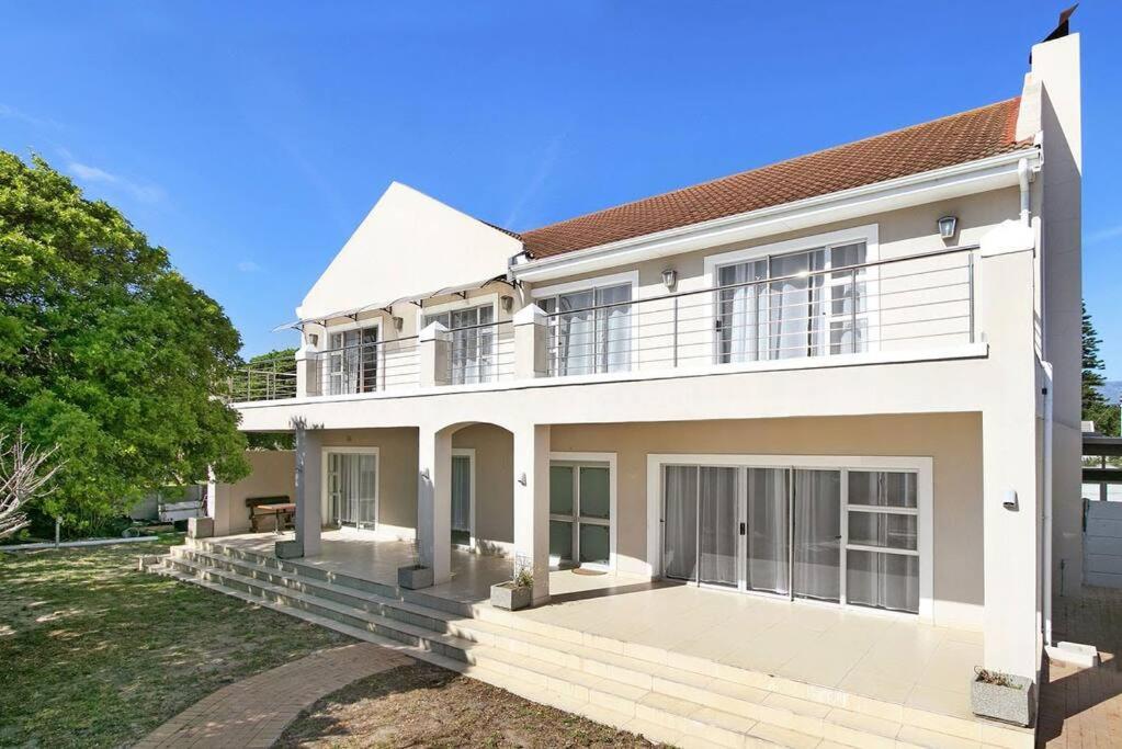 Casa blanca grande con patio grande en Prestigious Guest Villa, en Ciudad del Cabo