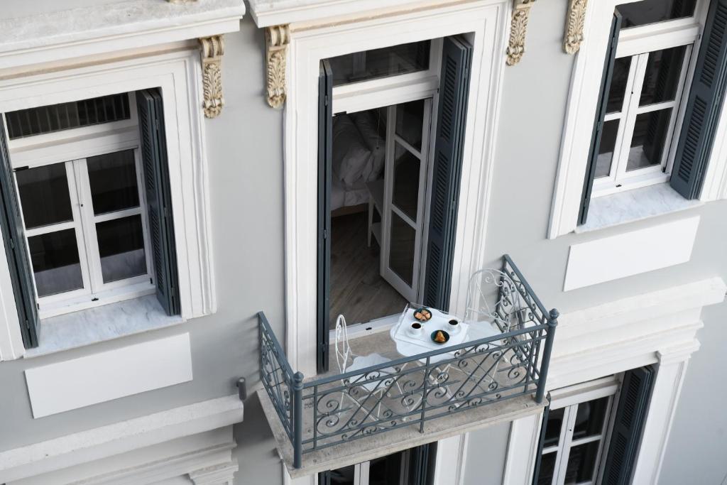 een balkon met een wastafel en 2 ramen bij Neapolis 1897 Boutique Luxury Rooms in Athene