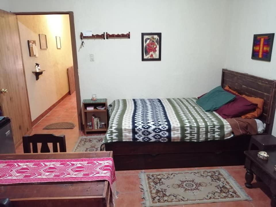Un dormitorio con una cama grande en una habitación. en CASA ICHIK ANTIGUA GUATEMALA, en Antigua Guatemala