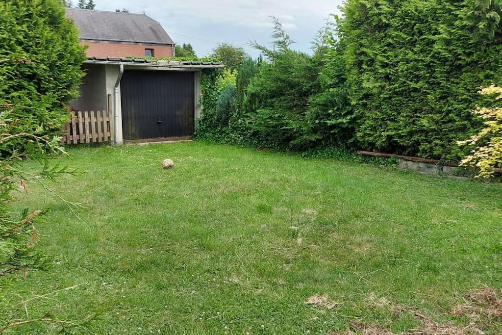 a yard with a fence and a yard with a yard at Nazareth logement Un Magnifique logement de vacances in Bastogne