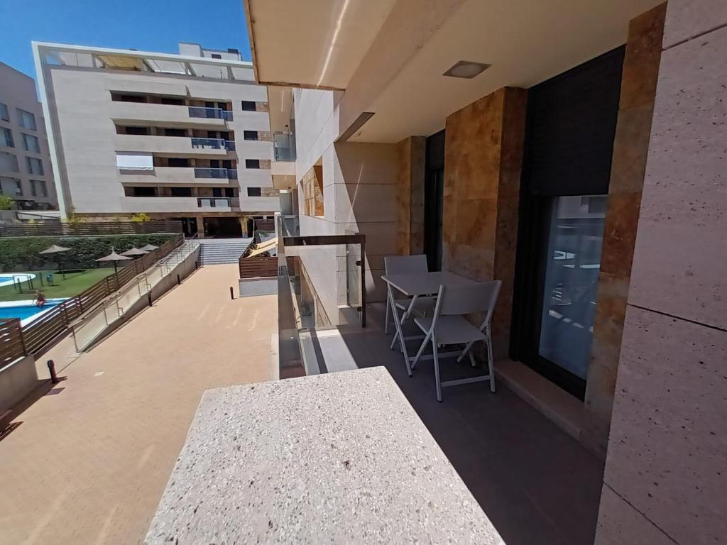 balkon w budynku ze stołem i krzesłami w obiekcie LUCIA S HOUSE w mieście Mairena del Aljarafe