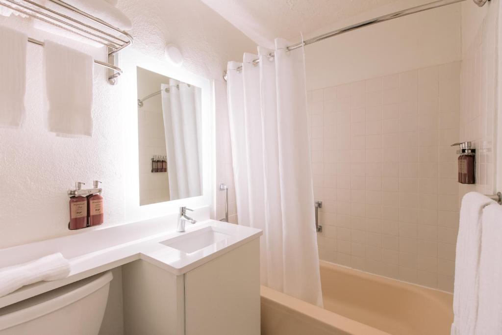 Koupelna v ubytování SCP Hilo Hotel