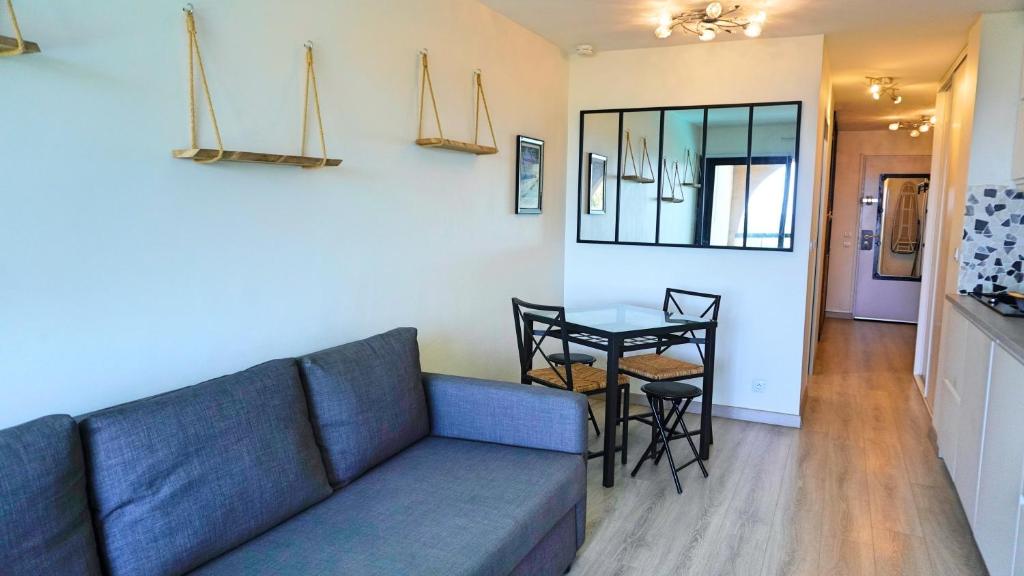 Zdjęcie z galerii obiektu Appartement 365, 4 personnes, vue mer By Palmazur w Cannes