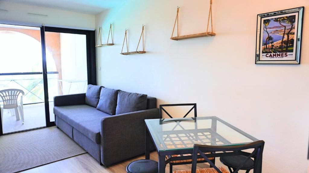 Zdjęcie z galerii obiektu Appartement 365, 4 personnes, vue mer By Palmazur w Cannes